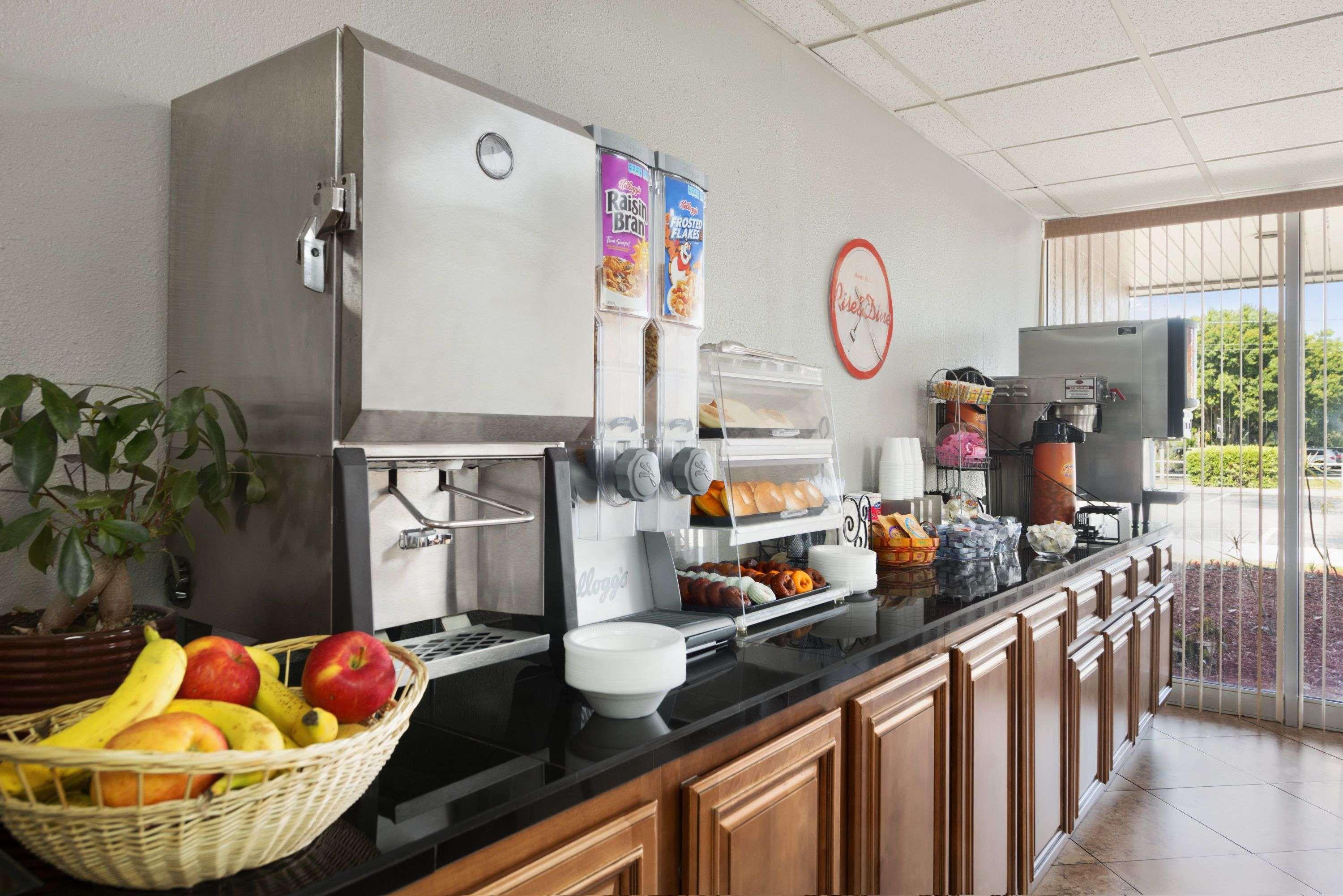 Howard Johnson By Wyndham Winter Haven Fl Esterno foto
